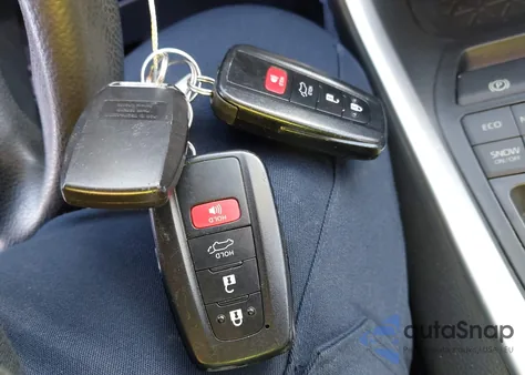 2019 Toyota Rav4 Xle z USA, uszkodzony, nr VIN JTMP1RFVXKJ013869